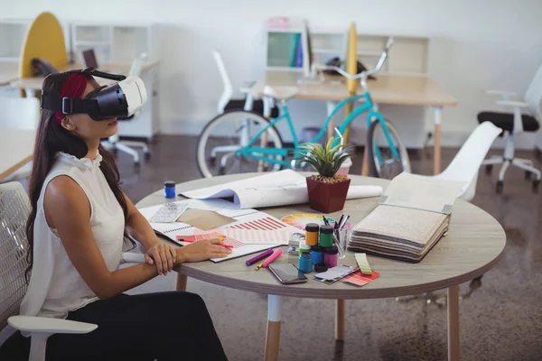 Pengusaha wanita menggunakan teknologi virtual reality — Stok Foto