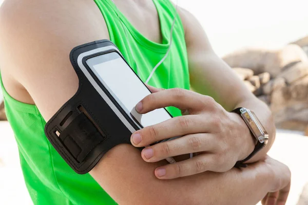 Hombre usando el teléfono móvil en la playa — Foto de Stock