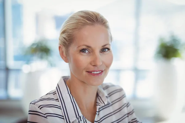 Exécutif souriant au bureau — Photo