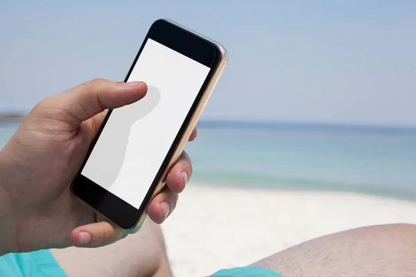 Člověk používající smartphone na pláži — Stock fotografie