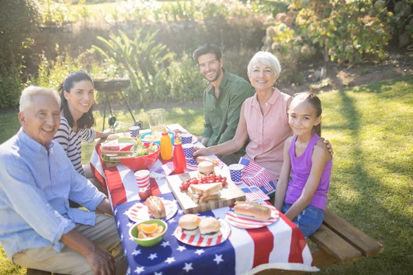 Familie maaltijd in park gelet op zonnige dag — Stockfoto