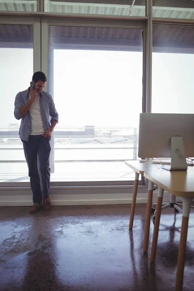 Graphic designer talking on phone — Stock Photo, Image