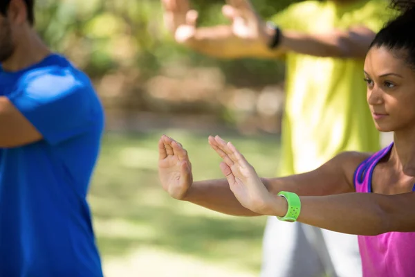 Femme faisant de l'exercice dans le parc — Photo