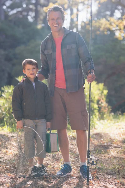 Gelukkig vader en zoon met hengel — Stockfoto