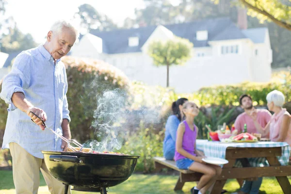 Starší muž připravuje barbecue — Stock fotografie