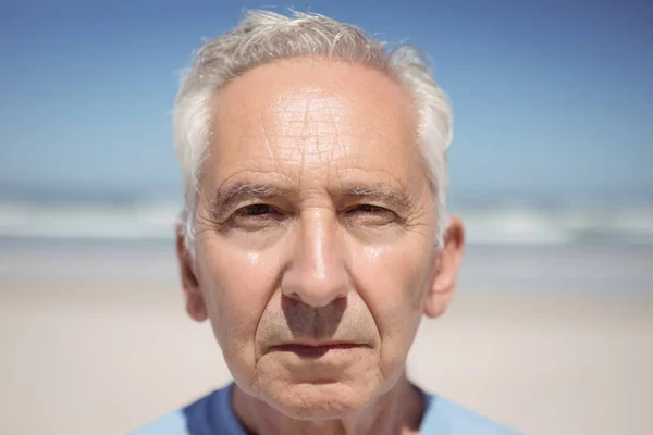 Uomo anziano in spiaggia — Foto Stock