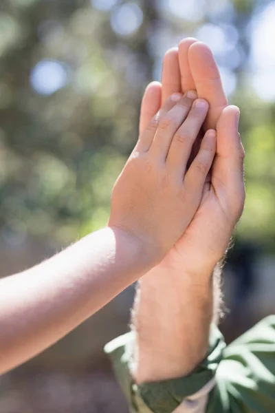 Przycięte ręce Ojca i syna, dając piątkę — Zdjęcie stockowe