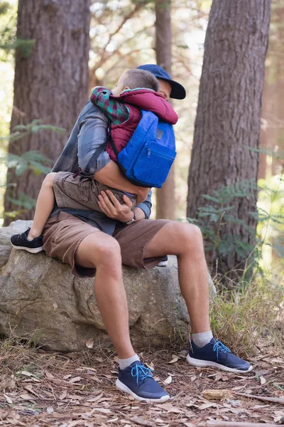 Padre abrazando hijo en bosque —  Fotos de Stock