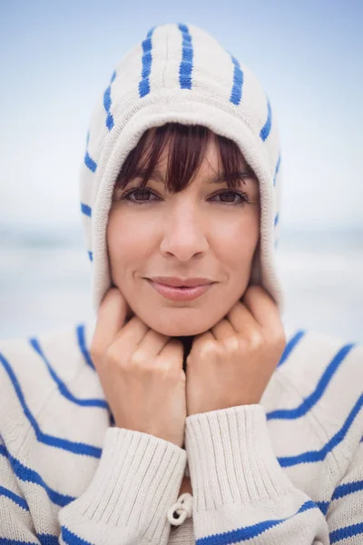 Femme portant un pull à capuche pendant l'hiver — Photo