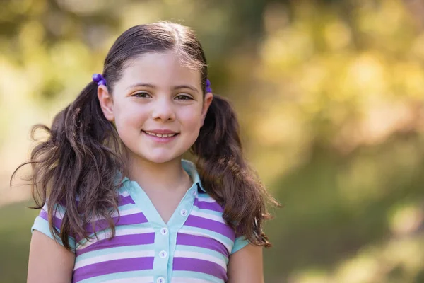 Retrato de menina bonito no dia ensolarado — Fotografia de Stock