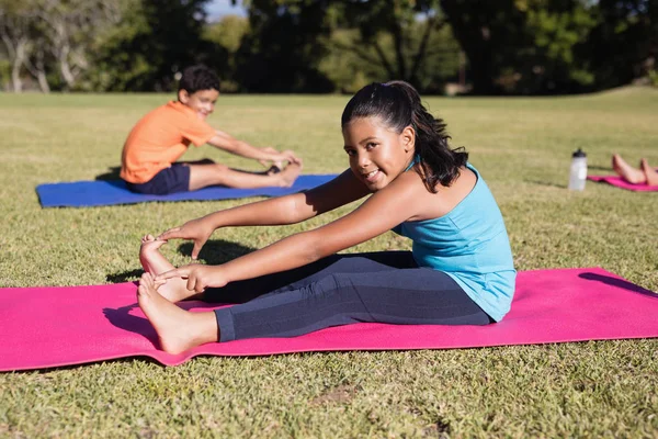 Flicka röra tårna under yoga glas — Stockfoto