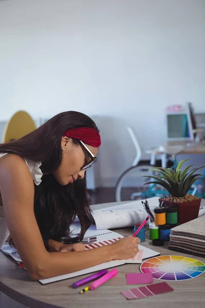 Zakenvrouw werken op Bureau bij creatieve Bureau — Stockfoto