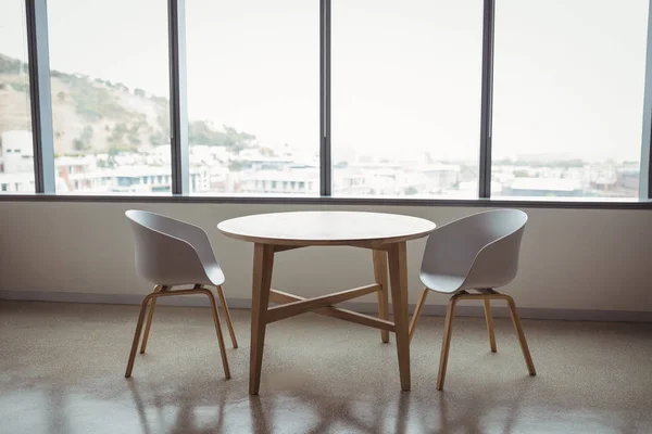 Sillas y mesa vacías en la oficina — Foto de Stock