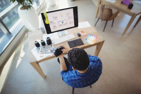 Diseñador gráfico trabajando en el escritorio — Foto de Stock