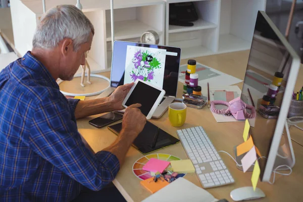 Бизнесмен, использующий цифровой планшет на рабочем столе — стоковое фото