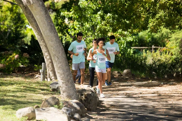 Atletas de maratón corriendo en el parque —  Fotos de Stock