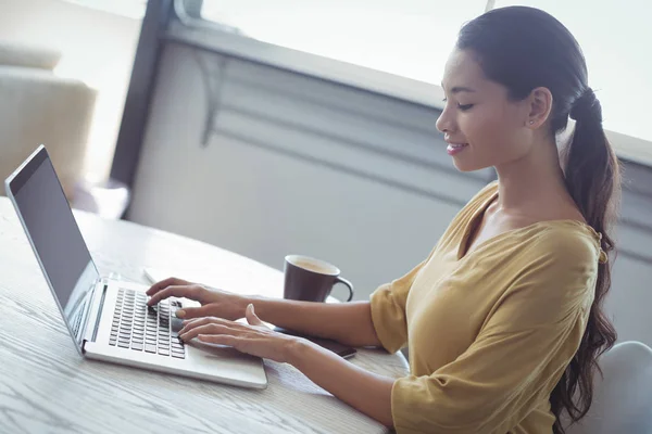 Business woman using laptop on desk — стоковое фото
