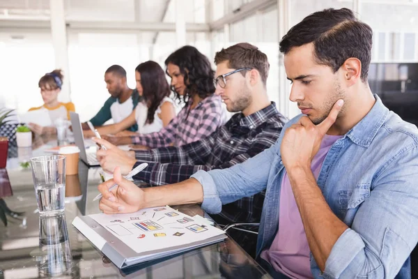 Doordachte business team werken bij creatieve Bureau — Stockfoto