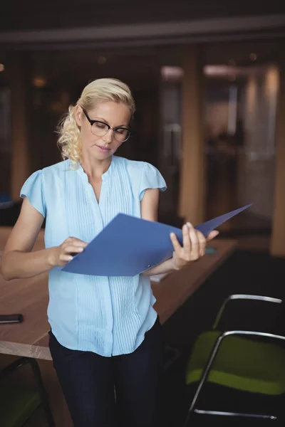 Attente uitvoerende lezen van bestand — Stockfoto