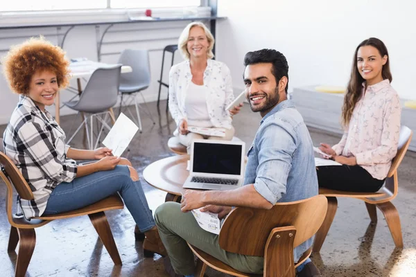 Business-team som arbetar tillsammans på kreativa kontor — Stockfoto