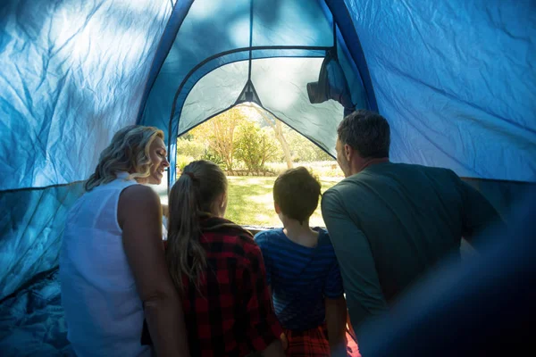 Familie zitten in de tent — Stockfoto