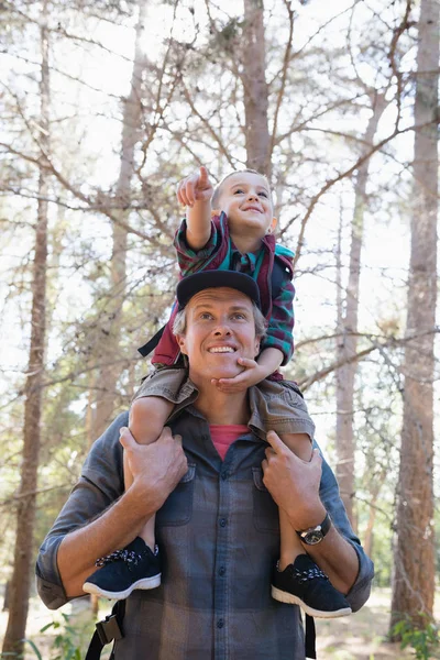 Vater trägt Sohn auf Schultern — Stockfoto