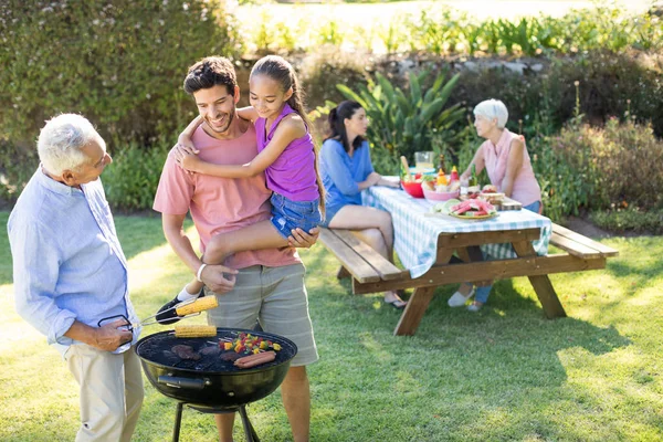 Dívka, otec a dědeček přípravu barbecue — Stock fotografie