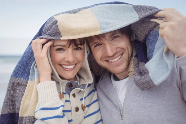Couple with blanket during winter — Stock Photo, Image
