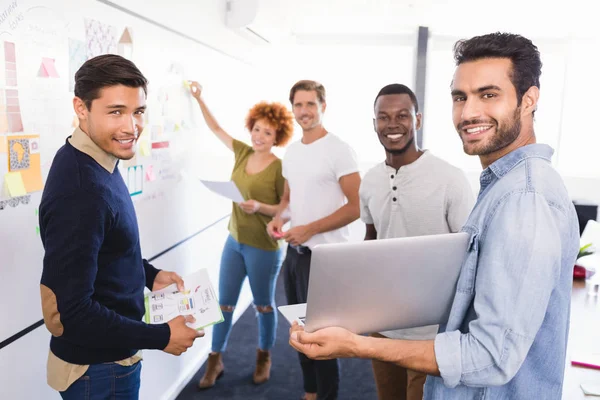 Mensen uit het bedrijfsleven tegen whiteboard — Stockfoto