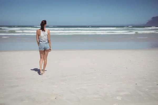 Mulher andando na praia — Fotografia de Stock