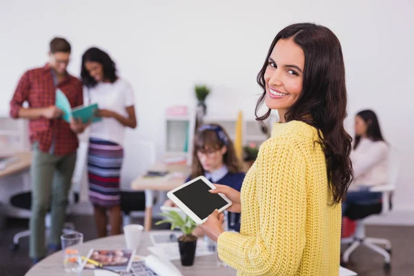 Femme d'affaires souriante au bureau — Photo