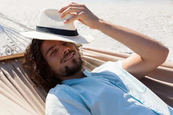 Homme souriant relaxant dans un hamac — Photo
