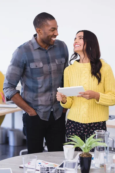 Gente de negocios discutiendo sobre tableta pc — Foto de Stock