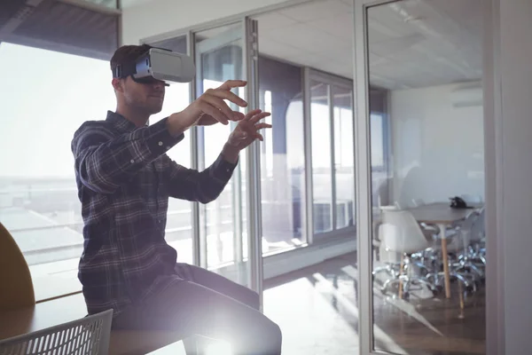 Empresario gesticulando mientras experimenta la realidad virtual —  Fotos de Stock