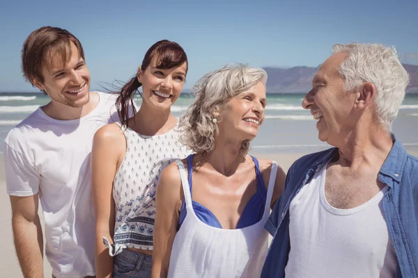 Família em pé em fila na praia — Fotografia de Stock