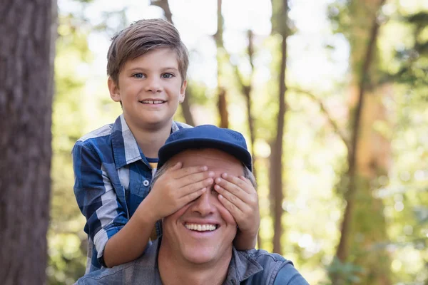 Niño cubriendo padres ojos —  Fotos de Stock