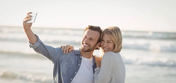 Gelukkig paar nemen selfie — Stockfoto