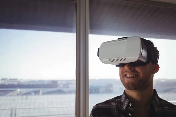Бизнесмен в наушниках виртуальной реальности — стоковое фото