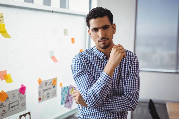 Självsäker executive stående i office — Stockfoto