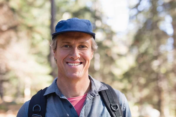 Glada vandrare bär blå mössa — Stockfoto
