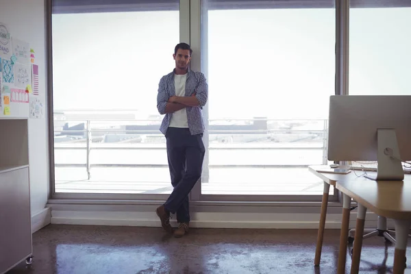 Designer masculino em pé no escritório — Fotografia de Stock