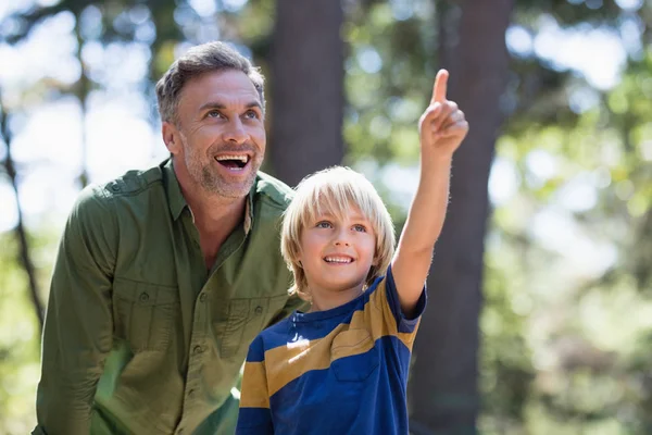 Junge zeigt Vater beim Wandern etwas — Stockfoto