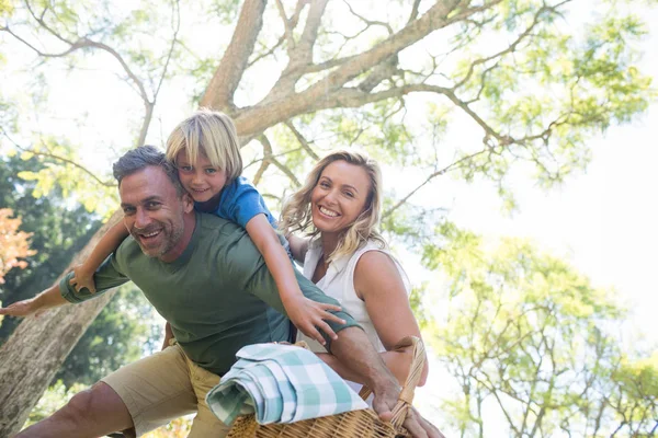 Família chegando no parque para piquenique — Fotografia de Stock