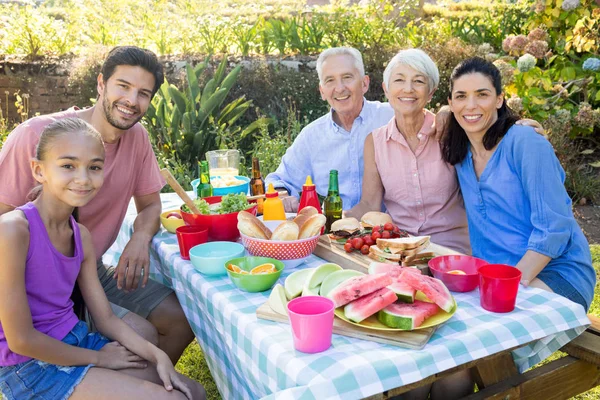 Familia comiendo al aire libre — Foto de Stock