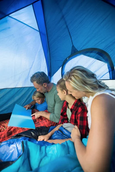 Livro de leitura de família na tenda — Fotografia de Stock