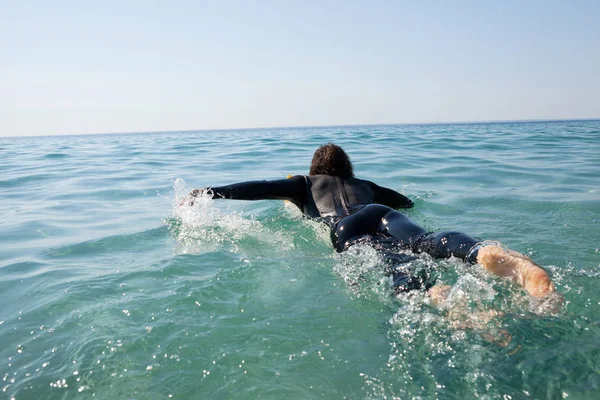 Surfer surfing na morzu — Zdjęcie stockowe