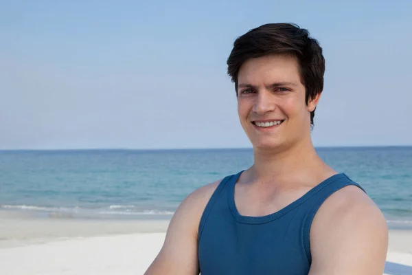 晴れた日にビーチに立っている男性 — ストック写真