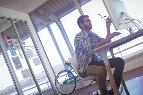 Imagen inclinada del hombre de negocios que trabaja en la computadora — Foto de Stock