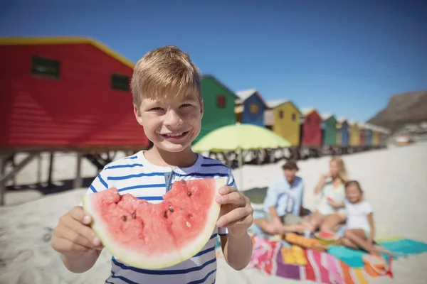 Pojke innehav vattenmelon med familj — Stockfoto