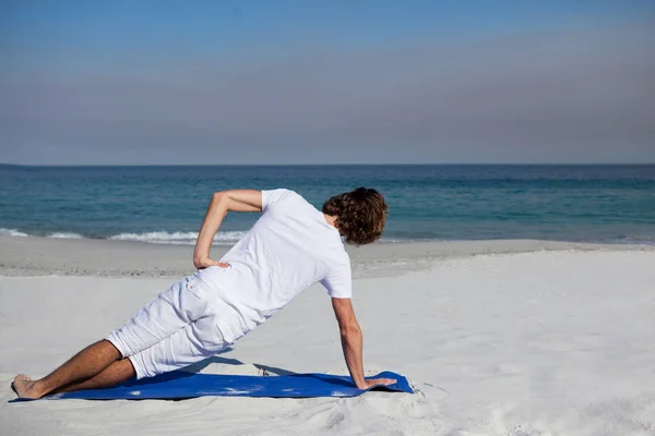 Hombre realizando yoga en la playa —  Fotos de Stock
